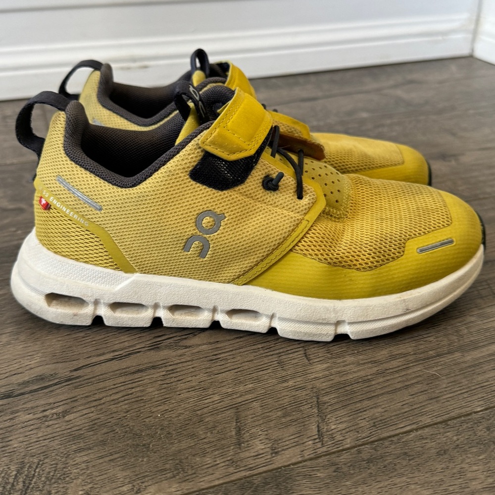 On Cloud Play Road-Running Yellow Shoes - Kids' Size 13.5